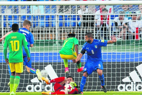 Italy goalkeeper Andrea Zaccagno denies Amajita’s Keletso Makgwala a goal as Luther Singh looks on in yesterday’s U-20 World Cup match in Suwon, South Korea. Photo by Backpagepix