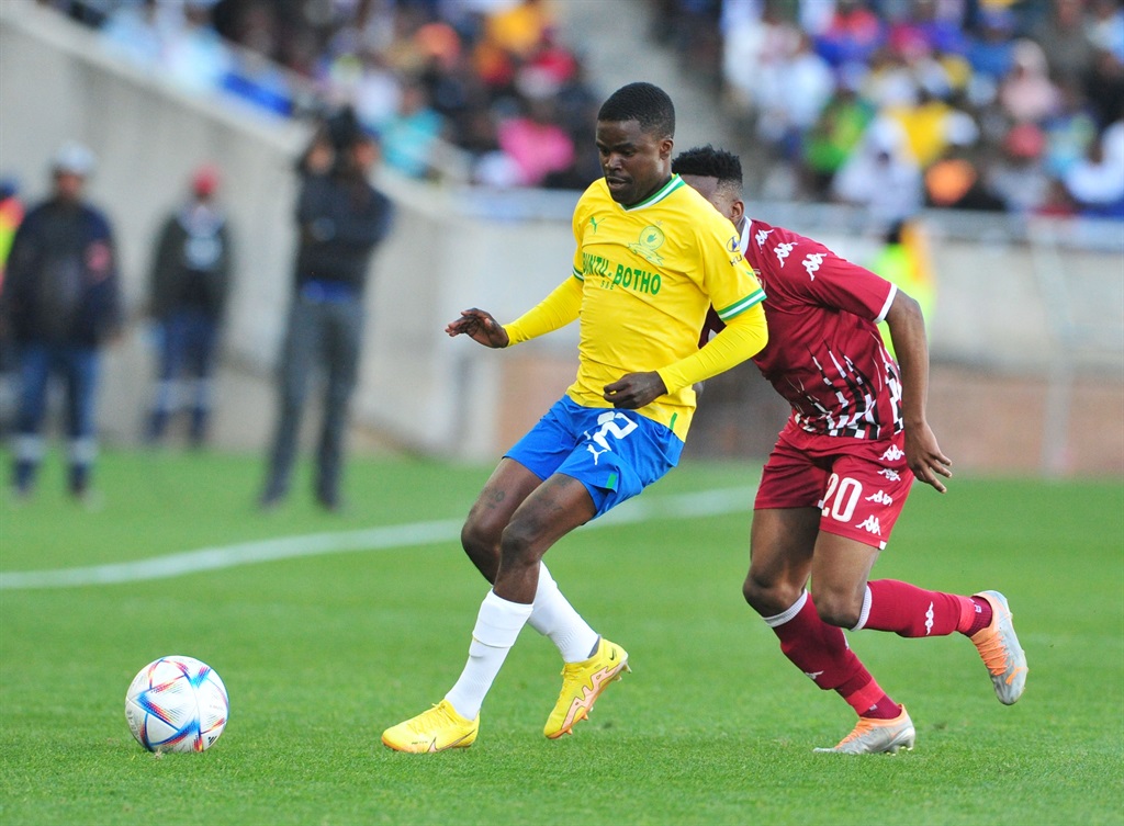 Lesedi Kapinga has a huge career call to make after his departure from Mamelodi Sundowns. 