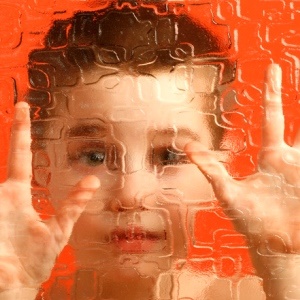 People with autism have trouble making eye contact. (iStock)