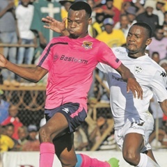 STALEMATE: Phathutshedzo Nange of Black Leopards is challenged by Stellenbosch FC’s Sibusiso Hadebe at the Thohoyandou Stadium. (Sydney Mahlangu, BackpagePix)
