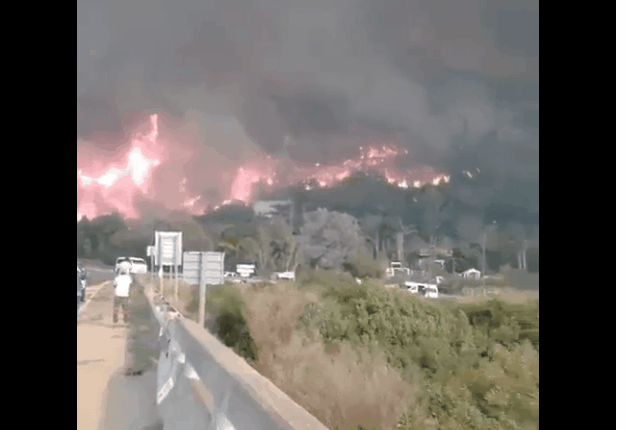 <b>KNYSNA FIRES:</B>Huge fires are sill raging through Knysna and Plettenberg Bay as motorists try to make their way through the areas. <i>Image: Twitter</i>
