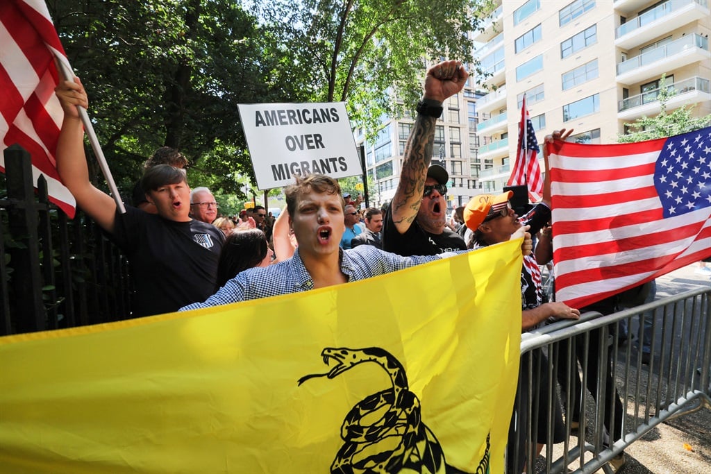 People shout at counter-protestors as they participate in an anti-migrant rally and protest outside of Gracie Mansion on 27 August 2023 in New York City. (Michael M. Santiago / GETTY IMAGES NORTH AMERICA / Getty Images via AFP)