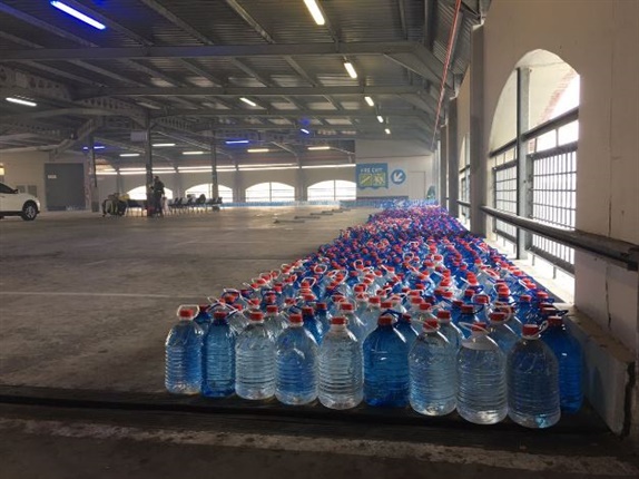 <em>Water donations being received by Gift of the Givers. Over 5000 bottles has been recieved from Gauteng. (James de Villiers, News24)</em>