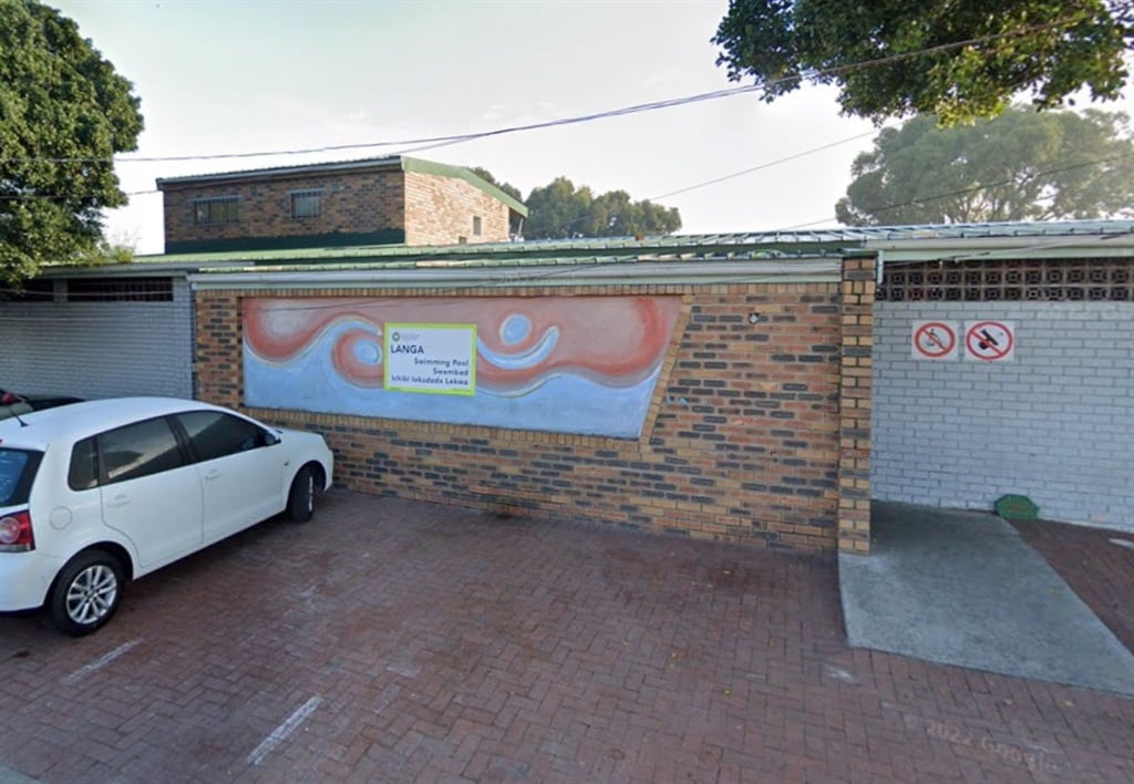 News24 | Hot and bothered: Cape Town residents storm swimming pool that has been closed for 2 years