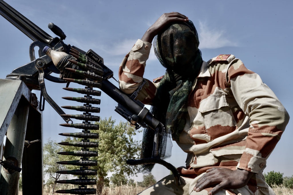 Soldado del ejército de Níger toma un respiro durante una patrulla de seguridad cerca de la frontera con Nigeria en el estado de Maradi.  Las fronteras sin ley con Nigeria y Mali continúan siendo focos de insurgentes yihadistas islámicos.  