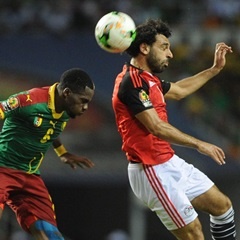 HIGH: Ambroise Oyongo of Cameroon challenges Mohamed Salah of Egypt during the 2017 Africa Cup of Nations final. (Sydney Mahlangu, BackpagePix)