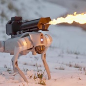 KYK | Vreesaanjaende robot-hond wat vuur spoeg nou in VSA te koop