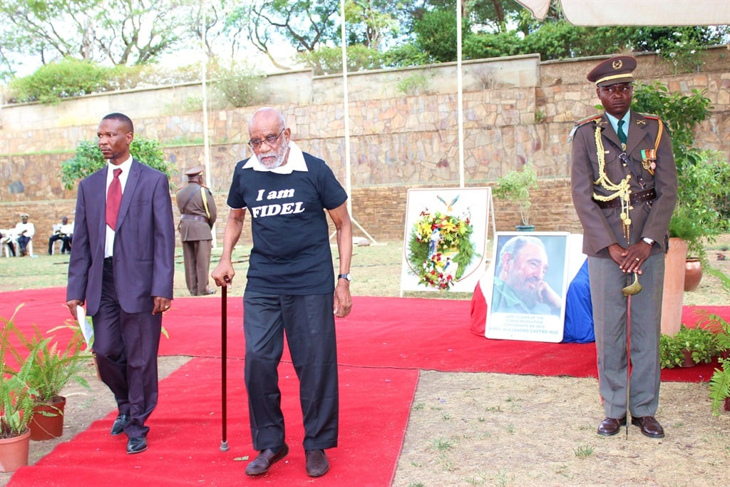 Andimba Toivo ya Toivo (92 ) 'n struggleheld van Namibië is op 9 Junie dood. Die foto is in November 2016 geneem met 'n gedenking aan wyle Fidel Castro van Kuba in die parlementstuine in Windhoek. Foto: Verskaf