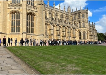 Die ‘Queue’ is terug: Honderde ruk op na Windsor om die koningin se grafsteen te besoek