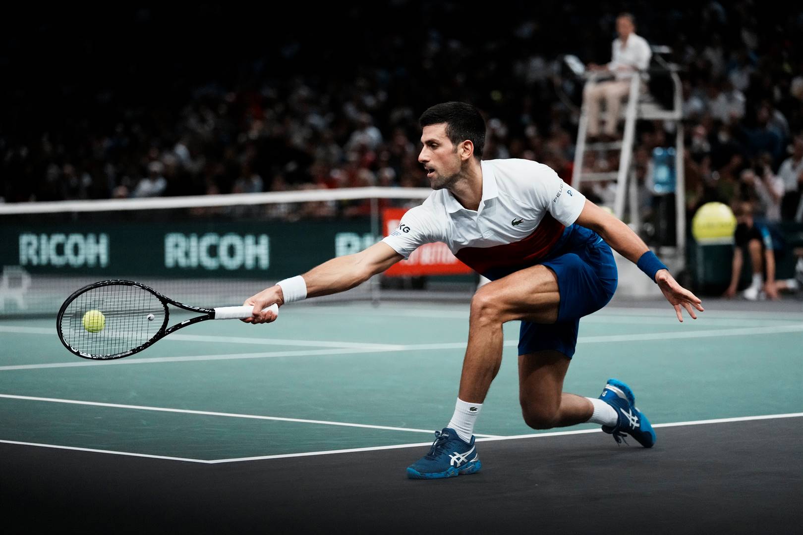 Novak Djokovic speel Sondag ’n handrughou terug na Daniil Medvedev in die eindstryd van die Parys-meesterstoernooi. Foto: AP