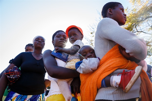 Ladies carrying their children in an election queue at a
polling station where Zimbabwe President Emmerson Mnangagwa cast his ballot at
Sherwood Primary School in Kwekwe. (AFP) 

