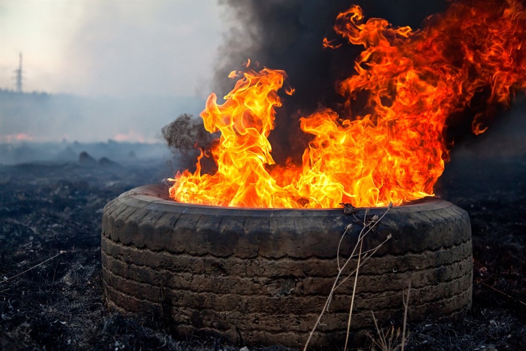 RUBBER BULLETS FLY IN SOWETO PROTEST! | Daily Sun