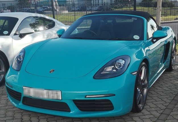 <b>HELLO PAPPA SMURF!</b> The body colour hue on this Porsche Boxster is called Miami Blue. <i>Image: Wheels24 / Janine Van der Post</i>