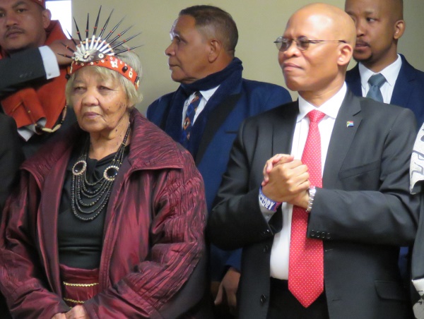 Die Khoisan-koningin, Katrina Esau (links), saam met Hoofregter Mogoeng Mogoeng. Foto: Joylene van Wyk