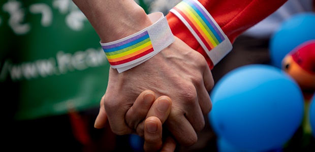 Same sex couple holding hands (Photo: Getty Images)