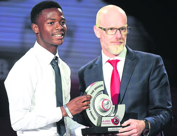 Bidvest Wits’ Phakamani Mahlambi receives the Young Player of the Season award from David Wingfield at the 2017 PSL Awards. Photo by Trevor Kunene