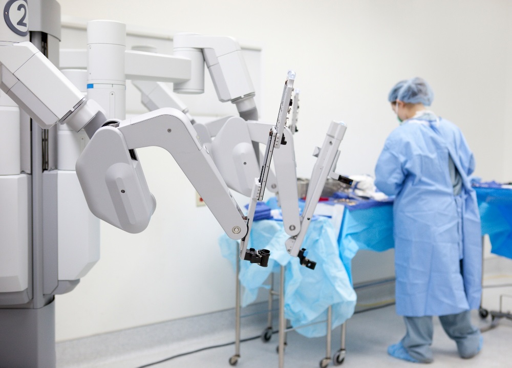Those who undergo the robotic surgery have been found to spend less time in the hospital, require fewer blood transfusions, and are less likely to require intravenous feeding. (Dana Neely/Getty Images)