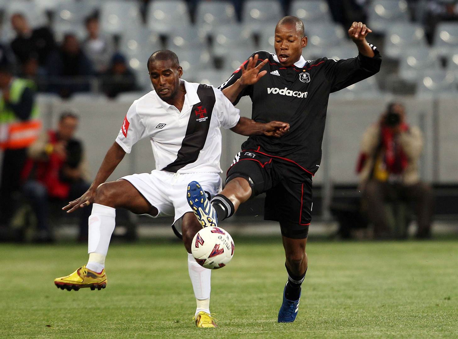 Soccer Laduma - ICYMI: Orlando Pirates announced the signing of seven new  players on Monday, including French goalkeeper Joris Delle. Read More:  bit.ly/2X6rz0Q #SLSiya ⚫️