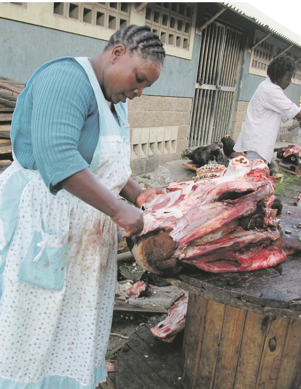 Thuleleni Dladla uses her skills to clean cows’ heads.Photo by Mbali Dlungwana