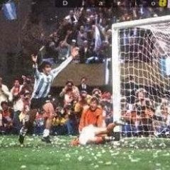 Kempes scores his second goal of the match, giving Argentina the advantage.