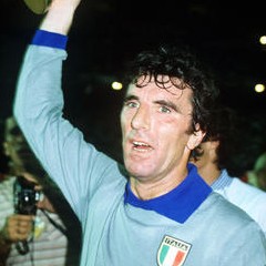 Italian Goalkeeper and captain Dino Zoff holds aloft the Jules Rimet Trophy. (AFP)