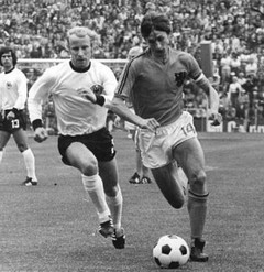 Berti Vogts (l) and Johann Cruyff on the ball.