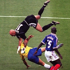 French goalkeeper Fabien Barthez clashes with Ronaldo (Ross Kinnaird, ALLSPORT)
