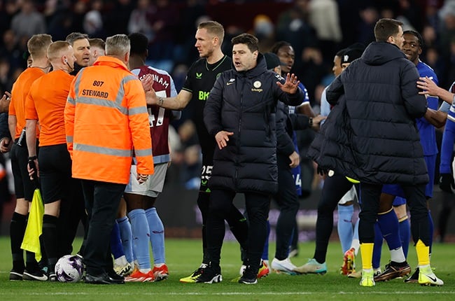 Mauricio Pochettino stops his players from confronting Craig Pawson (James Baylis - AMA/Getty Images),