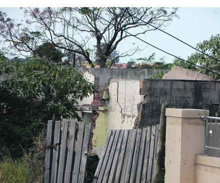 Residents want this house, which was abandoned by its owners six years ago, to be fixed. Photo by Phumlani Thabethe