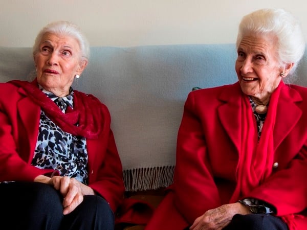 Die 97-jarige tweeling Anna Schelhase (links) en Elise Malan in die De Rust-rusoord in Durbanville naby Kaapstad waar hulle woon. Foto: Gys Visser