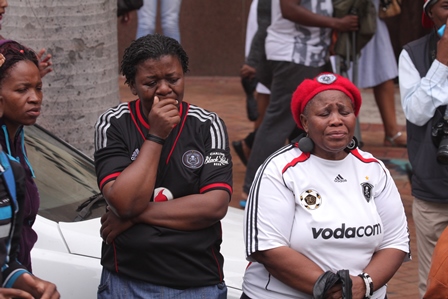 Fans arrive at Moses Mabhida for Meyiwa funeral | Drum