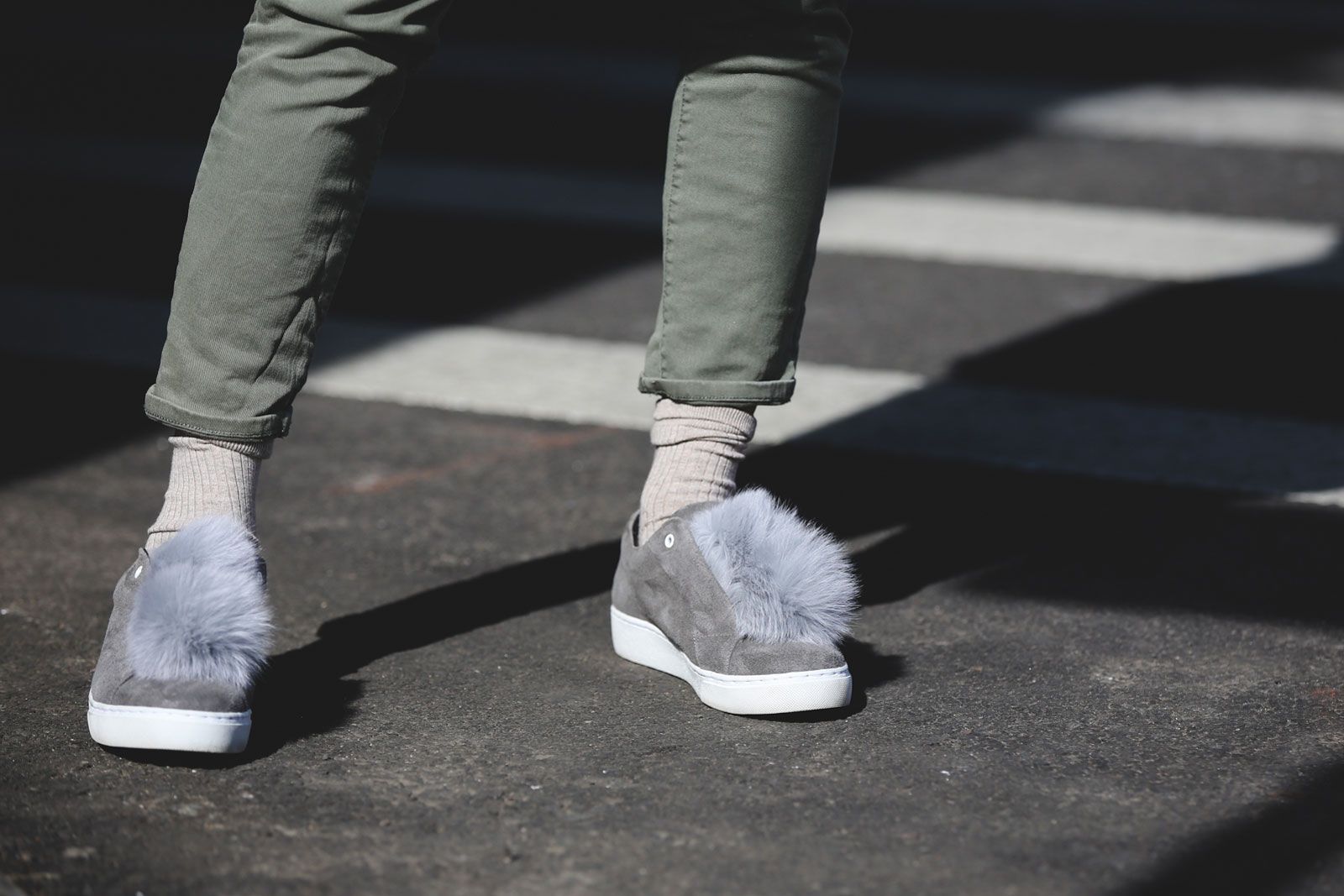 fur-shoes-furry-socks-nyfw-street-style-ref29