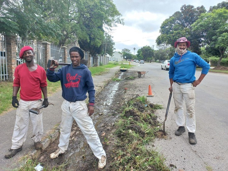 Unemployed trio Lukhanyo Booi, Lali Booi and Tembelani Mnyani are cleaning Makhanda Streets for free. Photo: Loyiso Dyongman/GroundUp