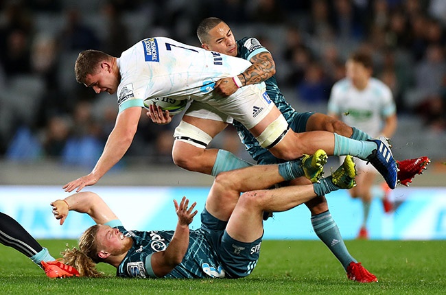 Aaron Smith of the Highlanders tackles Dalton Papalii of the Blues (Getty)