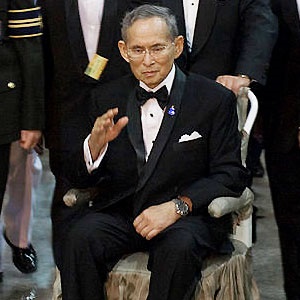 Thailand's king Bhumibol Adulyadej waves to well wishers at Siriraj hospital in Bangkok on September 29, 2010. 