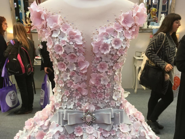 Woman creates a life-size wedding-dress cake – and it's far too pretty ...