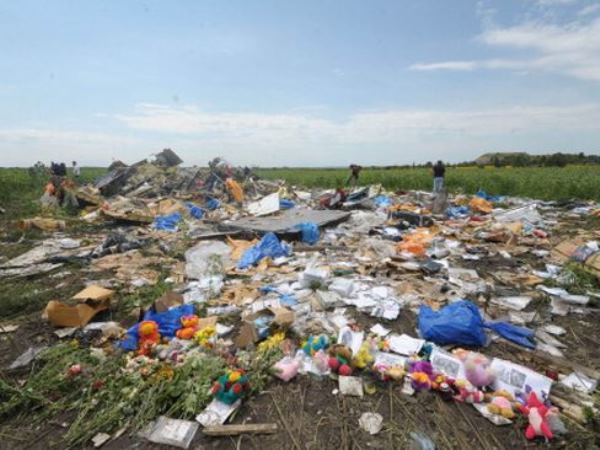 experts examining mh17 plane crash