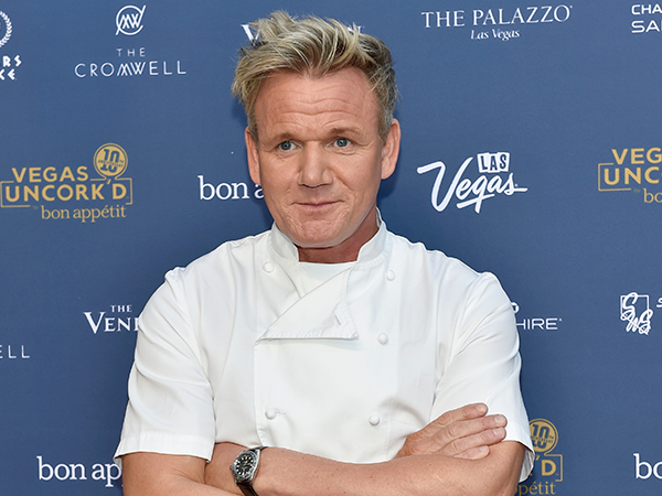 gordon ramsey holding knife, famous chef gordon