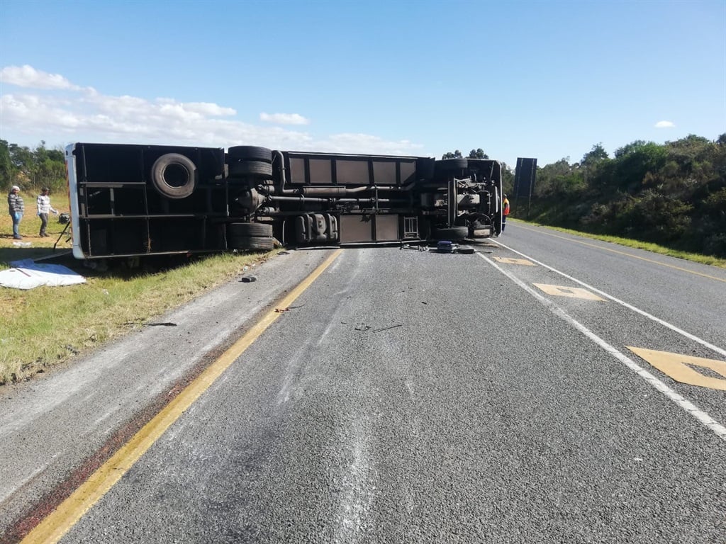 News24.com | 4 dead, 50 injured after bus overturns on N2 near Swellendam