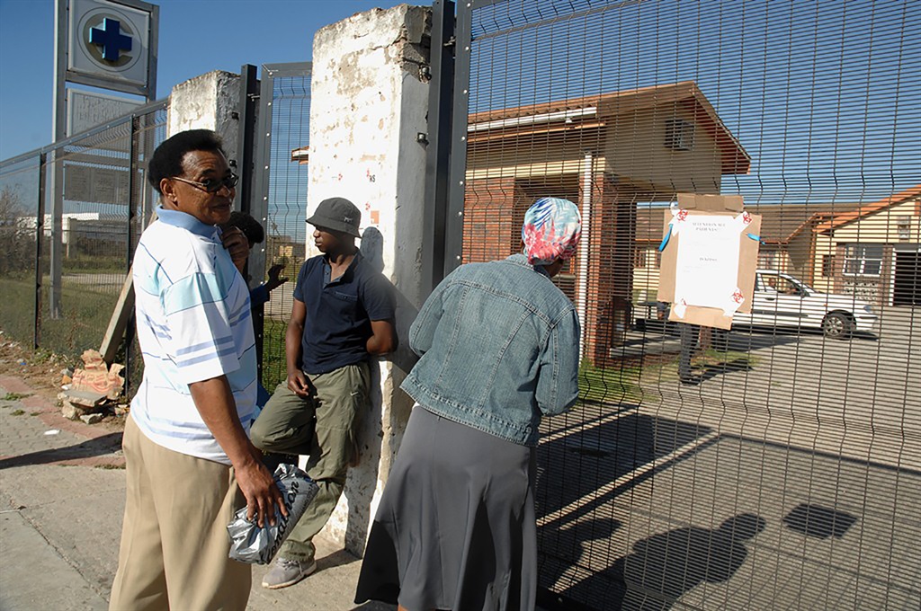 People were left frustrated when they found the kasi clinic was closed for the day.            Photo by Chris Qwazi