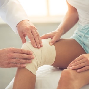There are good alternatives to opioid painkillers for knee pain. 