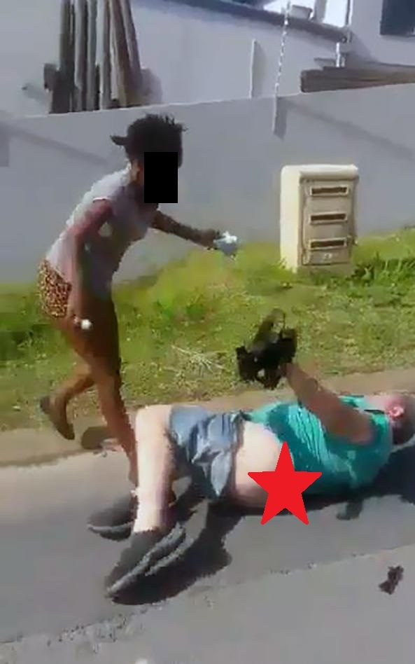 Screen grabs from a video circulating on social media show a woman taking money from a drunk mlungu. 