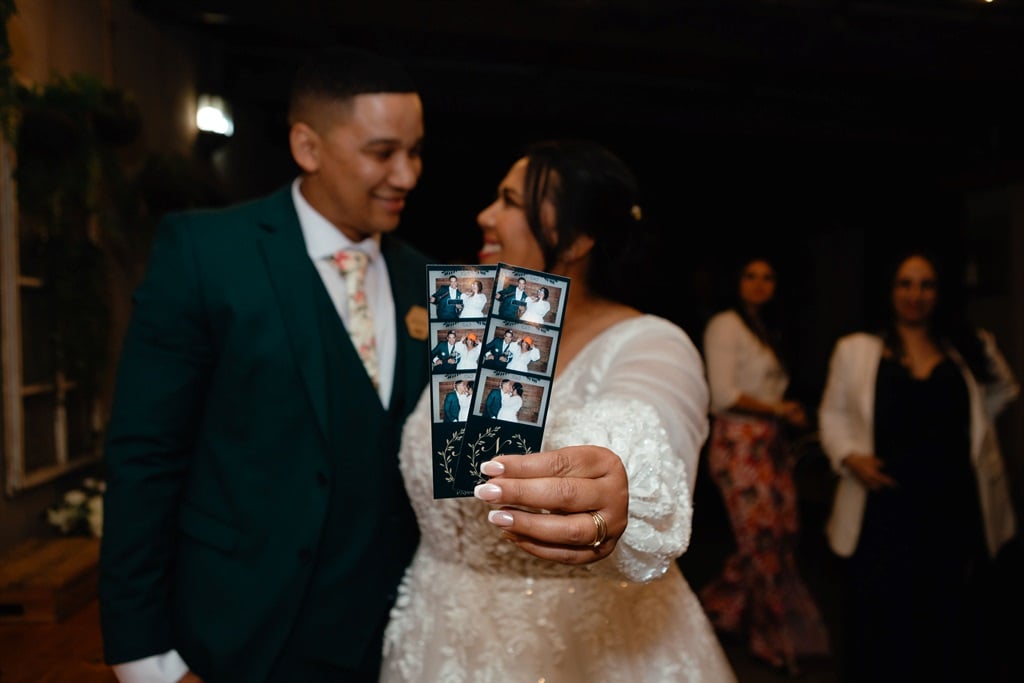 News24 | 7 diamonds on 7th anniversary - couple tie the knot in stunning wedding after meeting via friends