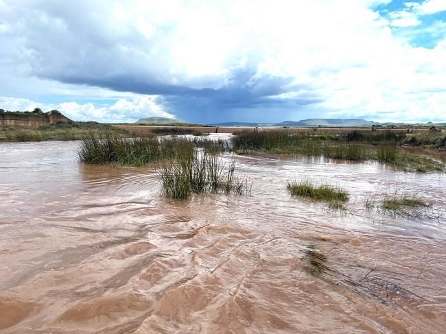 Water vloei by die Beskuitfontein-boerdery by Middelburg in die Oos-Kaap. Foto: Stefan Erasmus