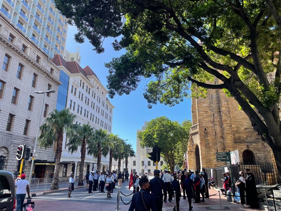 <p>St. George’s Cathedral is a hive of activity. Archbishop Emeritus Desmond Tutu will be laying for the last day in repose. So far, 2000 people have paid their last respects to Tutu. </p><p><em>- Marvin Charles</em></p>