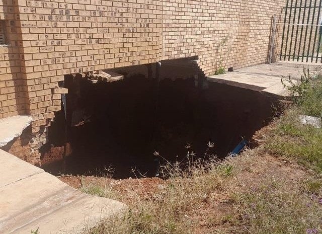 News24.com | Gauteng DA fears sinkhole at high school might add to escalating number of dropouts