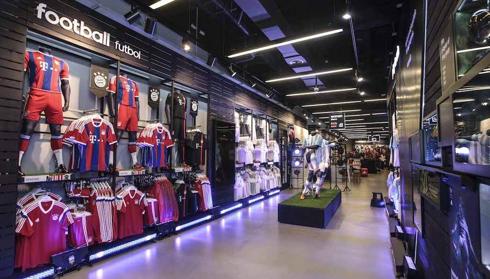 Sinis salario odio Lionel Messi opens adidas store in Barcelona | KickOff