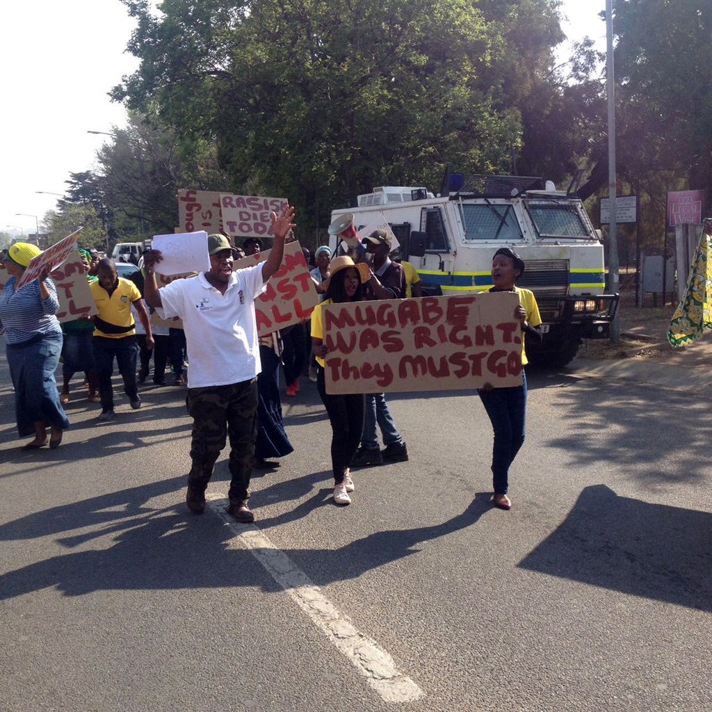 Angry residents of Zithobeni in Bronkhorstspruit, east of Tshwane picketing outside the Bronkhorstspruit Magistrates Court yesterday (Tuesday), against two farmers who are accused of torturing Boipelo Legodi (9). Photo by 