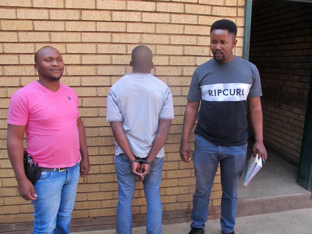 Detective constables Mulalo Matumba and Lehlogonolo Buthelezi with the alleged rape suspect in between them. Photo by SAPS.