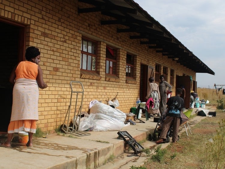 News24.com | Refugees evicted from UNHCR offices find shelter in old school in Bronkhorstspruit